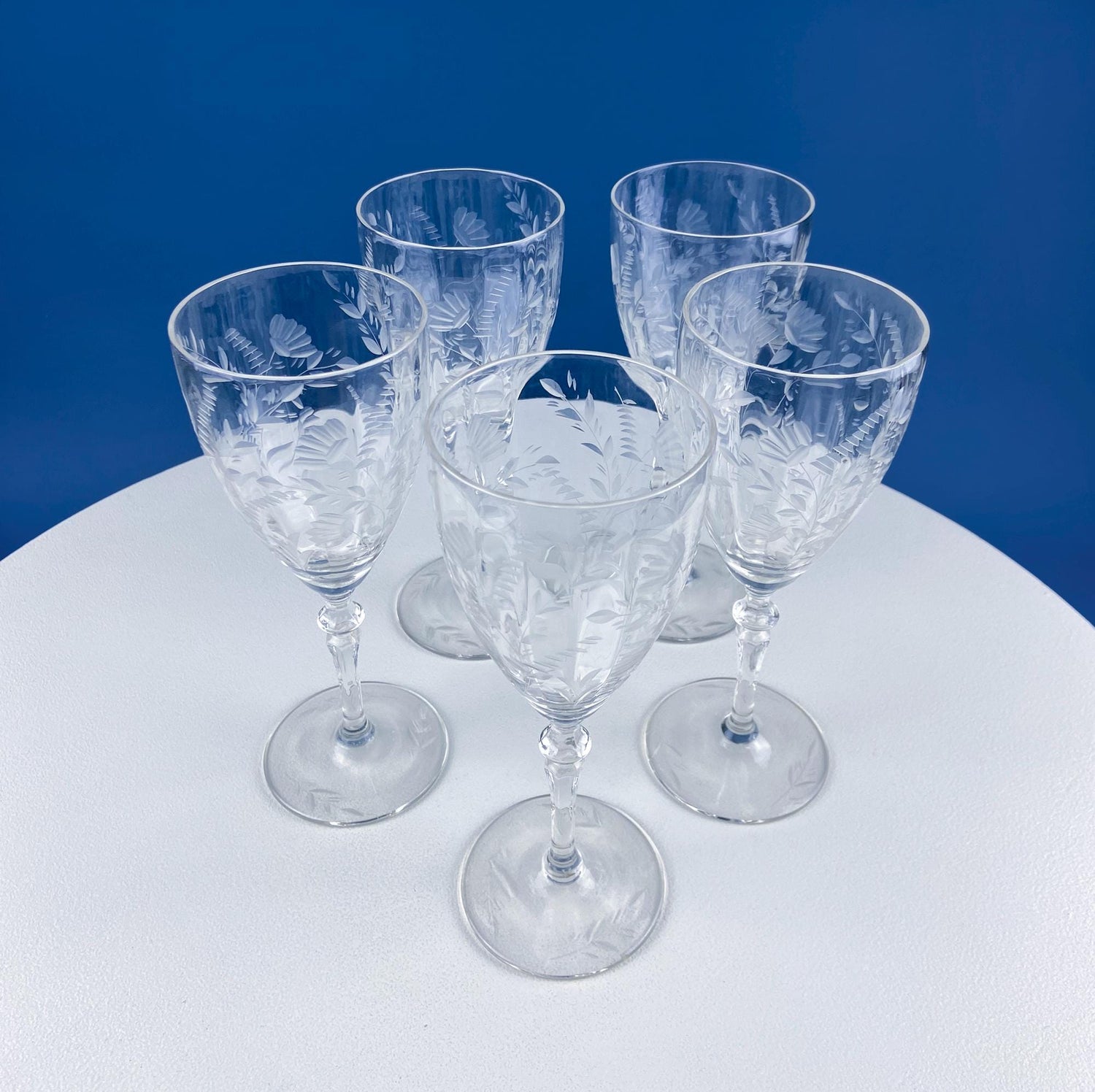 Daisy Motif Wine Goblets – Set of 5 Timeless Glasses