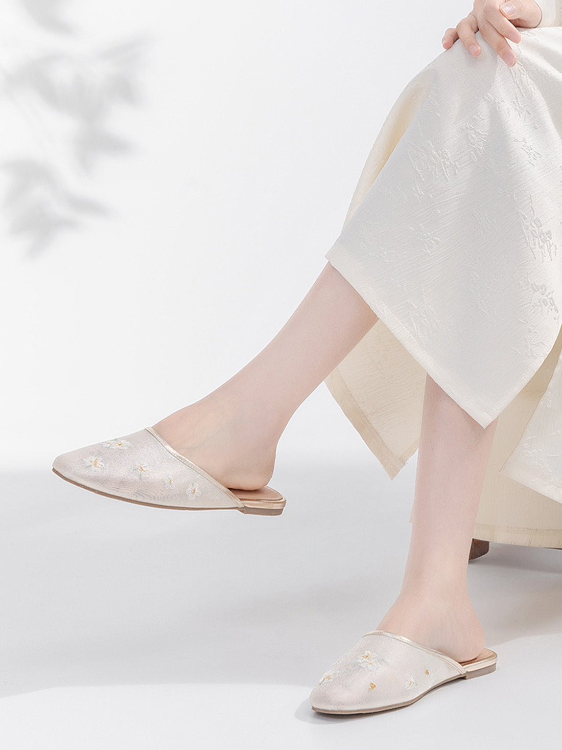 Oriental-Floral Mesh Closed-Toe Slippers