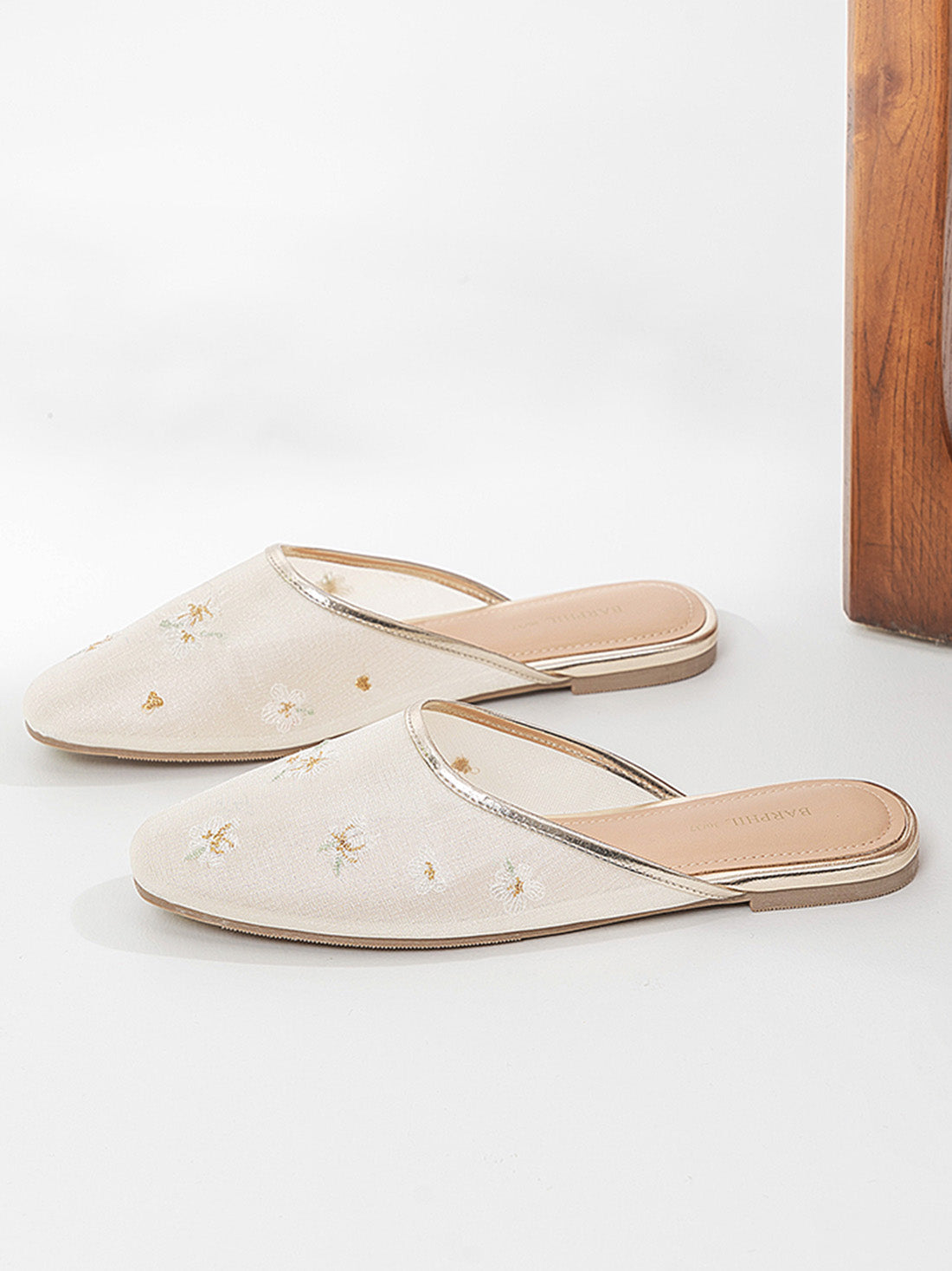 Oriental-Floral Mesh Closed-Toe Slippers