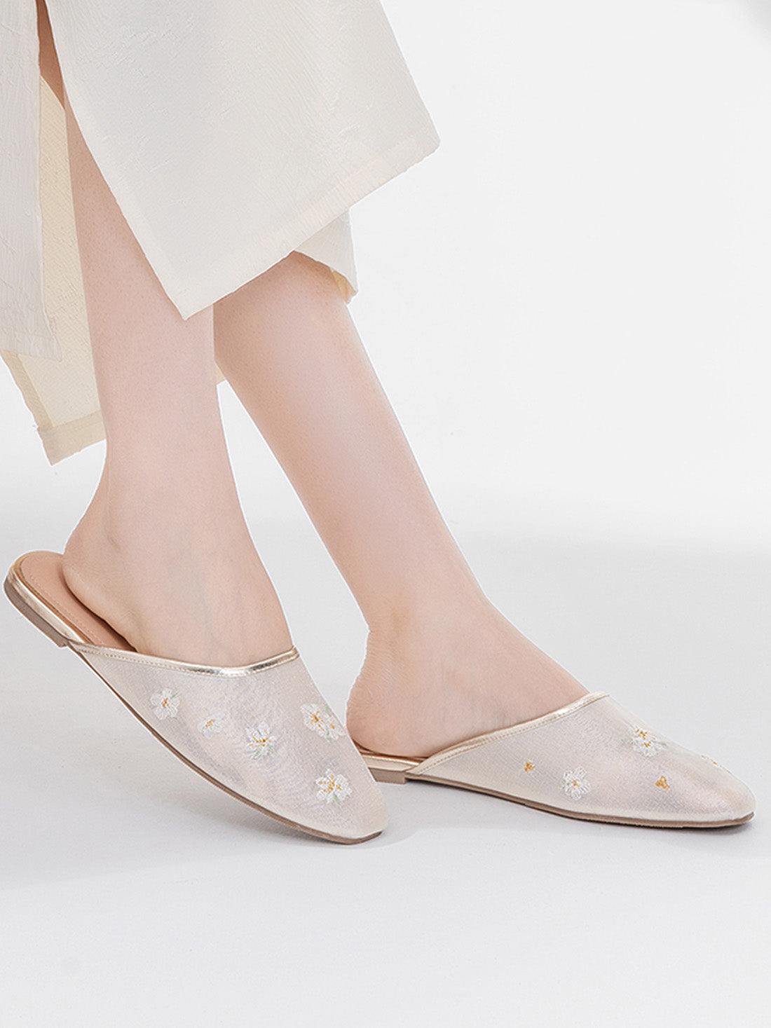 Oriental-Floral Mesh Closed-Toe Slippers