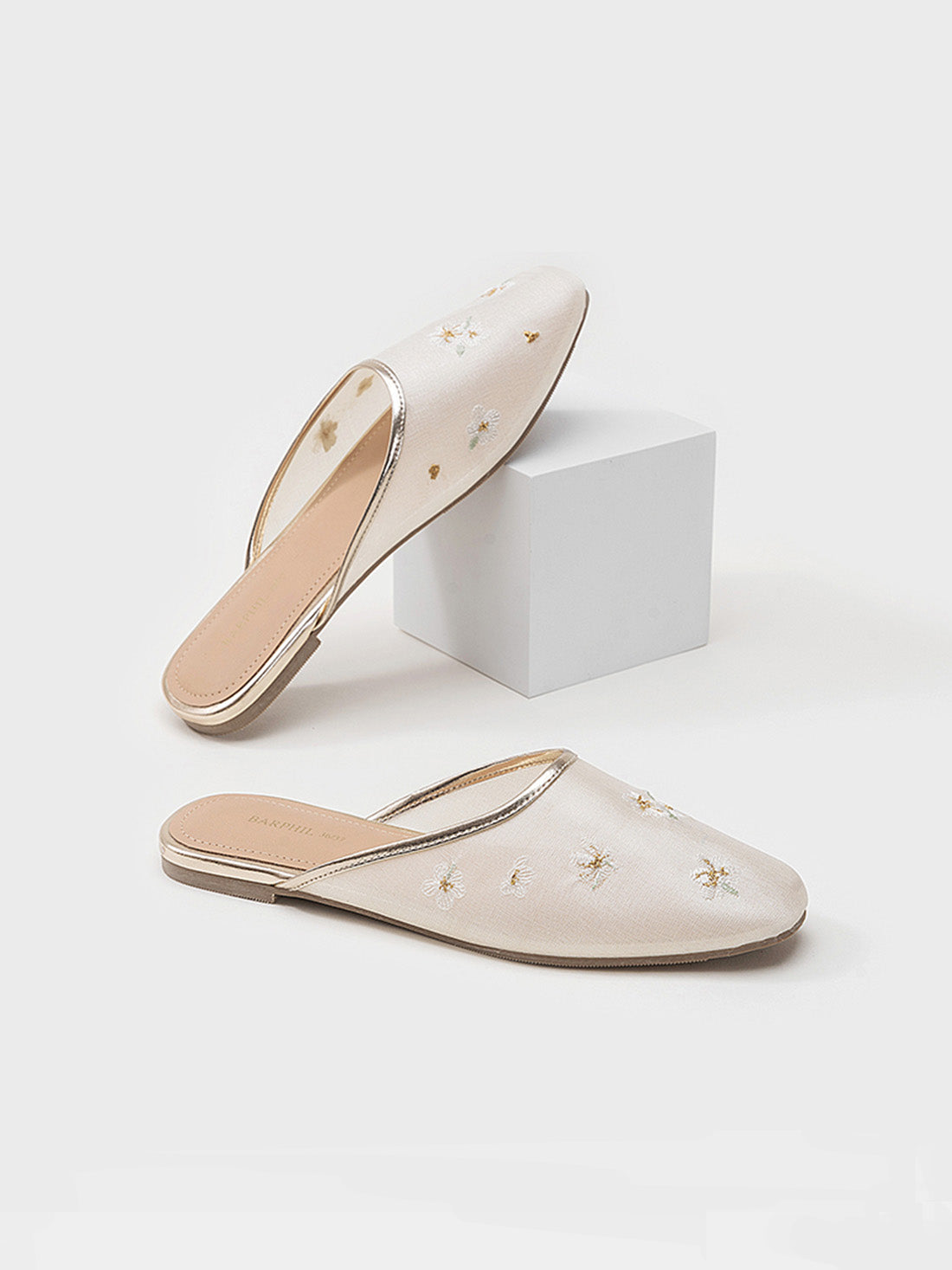 Oriental-Floral Mesh Closed-Toe Slippers