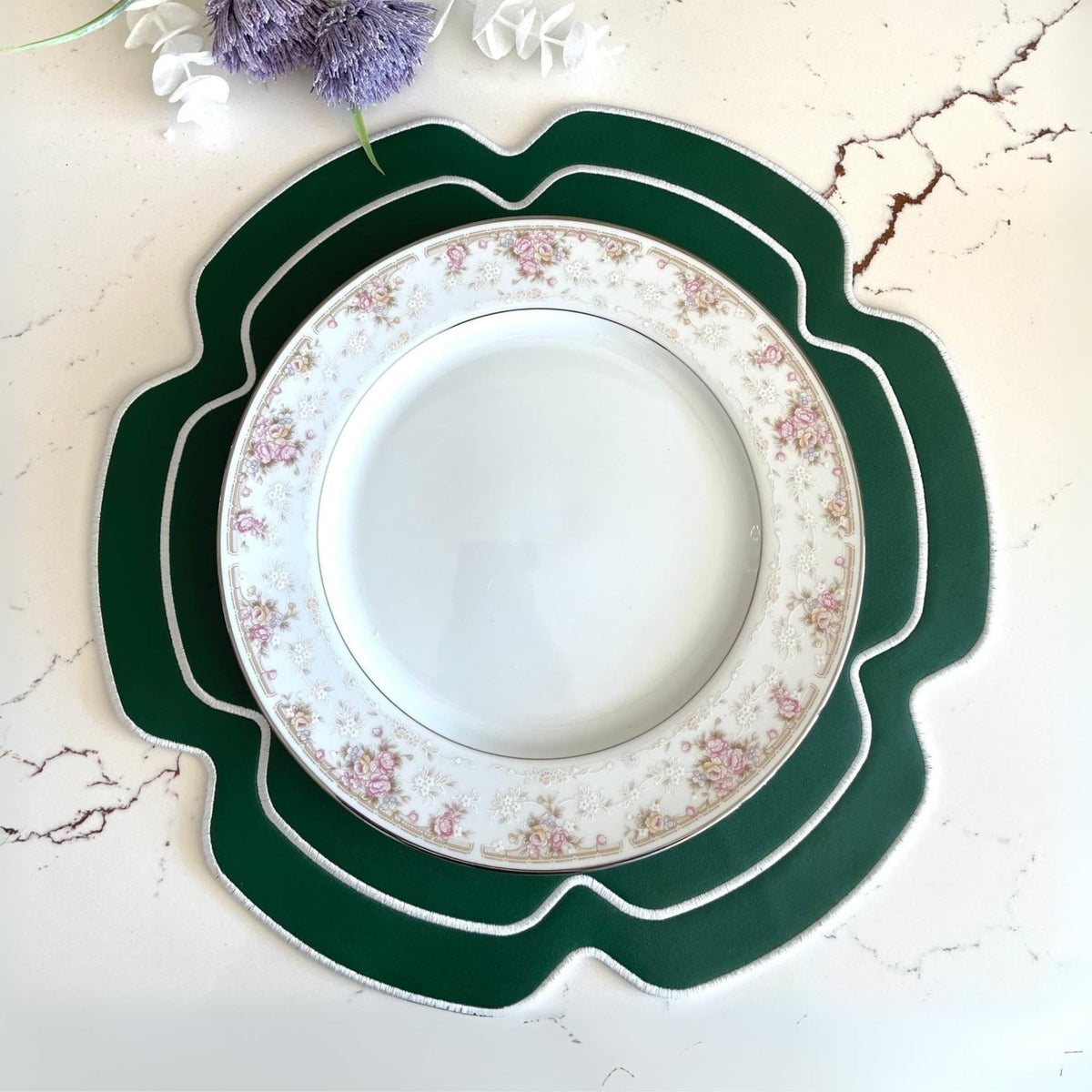 Cabbage Green Leaf-Shaped Faux Leather Placemat – Luxury Scalloped Edge Design