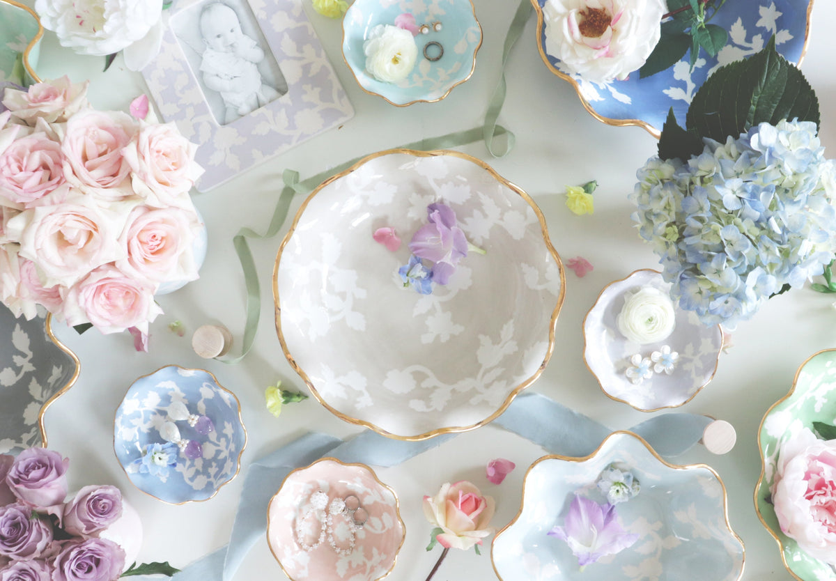 Chinoiserie Dreams Scalloped Bowls with 22K Gold Accent (Various Colors)