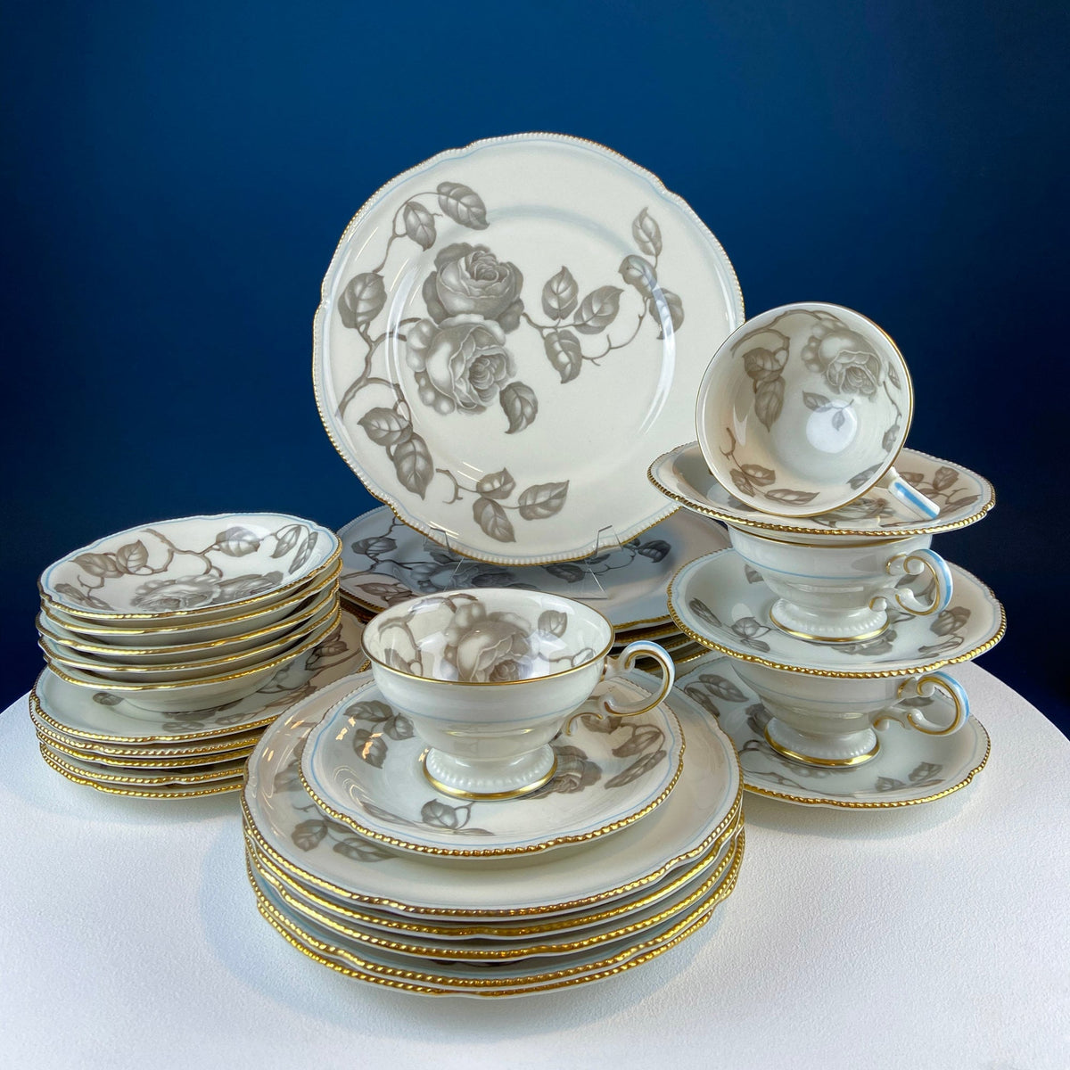 Minton Porcelain Cups & Saucers – Set of 4 Green & White Leaf Garland Design