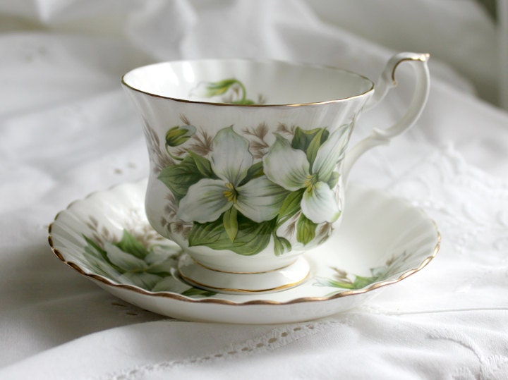 Royal Albert England Cup & Saucer – Hand Painted Trillium Design