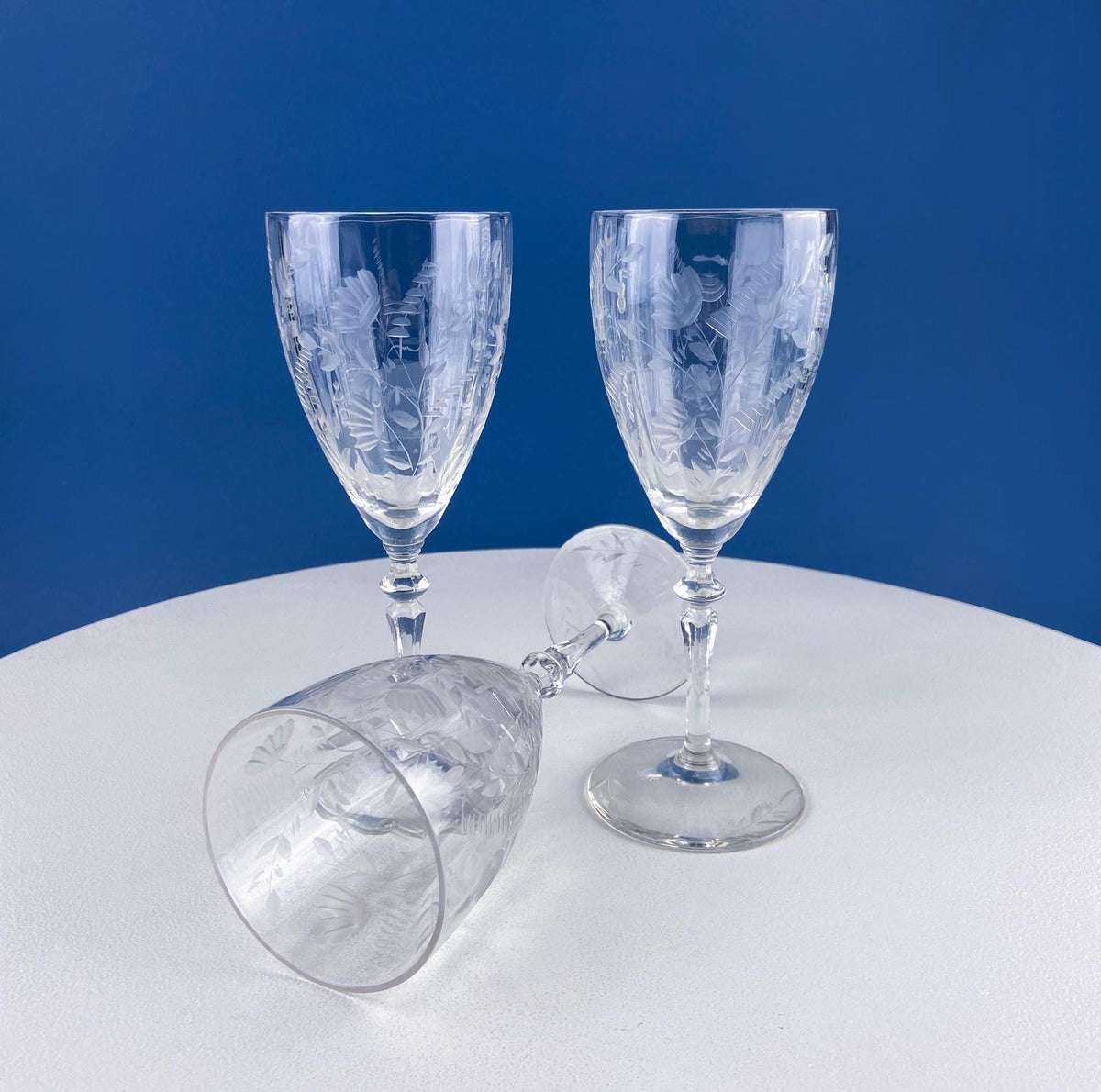Daisy Motif Wine Goblets – Set of 5 Timeless Glasses