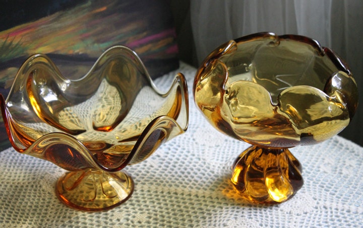 Amber Glass Pedestal Candy Bowl – Scalloped Pinched Rim Design