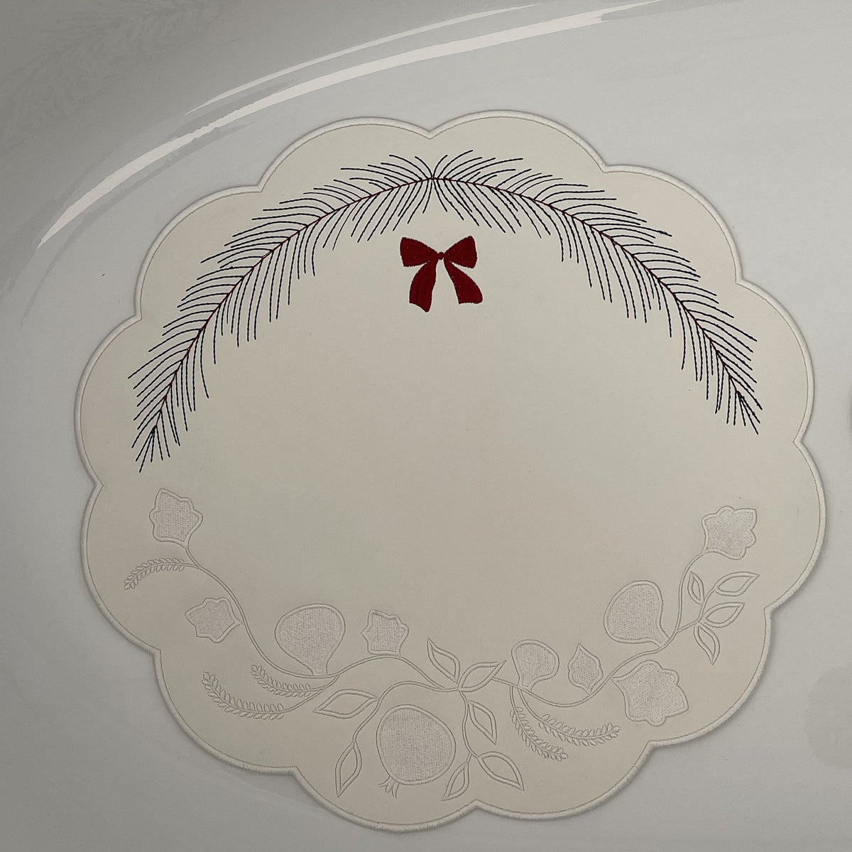 Aura White Round Faux Leather Placemat